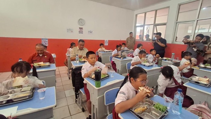 Bupati Bogor Rudy Susmanto saat meninjau program Makan Bergizi Gratis (MBG)