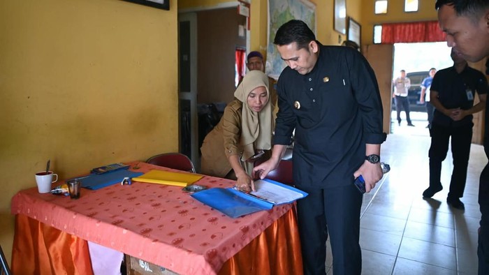 Bupati Merangin saat tinjau absen nama ASN dan PKK di kantor Camat yang tak hadir