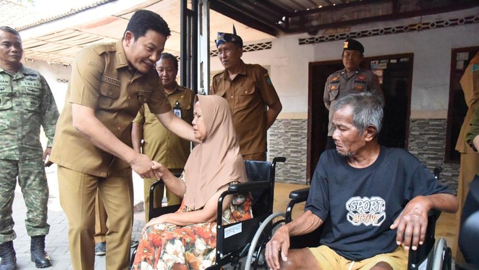 Bupati Subandi memberikan bantuan ke warga Prambon Sidoarjo