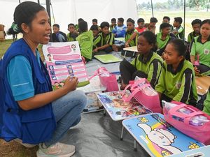 Cegah Infeksi dan Perundungan, Siswi Penyintas Gempa NTT Dapat Edukasi Menstruasi