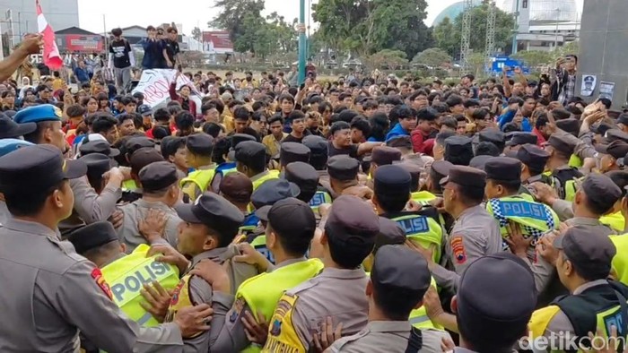 Situasi penyampaian aspirasi yang dilakukan mahasiswa dari BEM Banyumas Raya di Kantor Bupati Banyumas, Selasa (20/10/2026).