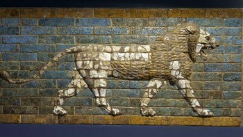 Bata Glasir Singa Neo-Babilonia (Mesopotamia Kuno). Relief dinding bata berlapis glasir warna-warni yang membentuk sosok singa mengaum khas arsitektur Babilonia kuno. Foto: Boredpanda