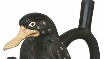 Bejana Keramik Moche Warrior Duck (Peru, 560–650 M). Artefak prasejarah berbentuk bebek lucu namun memakai helm tempur lengkap dengan perisai dan gada kecil. Foto: Boredpanda