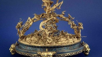Globe Celestial Emas dengan Inlaid Mutiara (Dinasti Qing). Bola dunia astronomi kerajaan yang terbuat dari emas berkilau dengan ukiran naga detail dan hiasan mutiara. Foto: Boredpanda