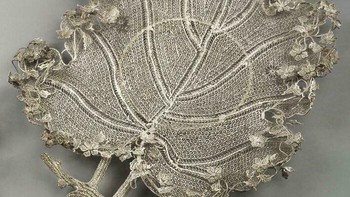 Piring Perak Filigran Bentuk Daun (China, 1740–1750). Piring perak tipis dengan teknik kerawang (filigree) membentuk helai daun berpola bunga yang sangat rumit. Foto: Boredpanda