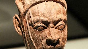 Kepala Terakota Ife (Abad ke-12 hingga ke-15, Afrika). Patung kepala manusia dari tanah liat asal Nigeria dengan garis-garis wajah yang sangat realistis dan proporsional. Foto: Boredpanda