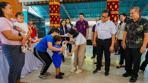 Dinas Perikanan dan Ketua K3S Kabupaten Badung, Nyonya Rasniathi Adi Arnawa, saat menyalurkan paket olahan ikan di Desa Ayunan, Kecamatan Abiansemal, Selasa (20/10/2026). (Foto: Dok. Pemkab Badung)