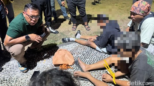 Dua pria asal Malang Jawa Timur diduga jadi pengedar narkoba ditangkap di Kecamatan Kopang, Selasa (20/20/2026).