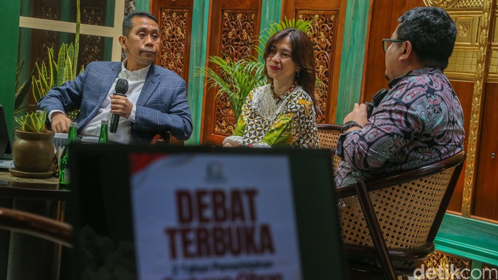 Anggota Komisi XI DPR RI Fraksi Gerindra, dengan Nailul Huda, Peneliti CELIOS membahas capaian dua tahun pemerintahan Presiden Prabowo Subianto dalam debat terbuka di Jakarta, Selasa (20/10/2026). Diskusi ini membahas capaian pemerintah sekaligus berbagai tantangan yang masih perlu mendapat perhatian.