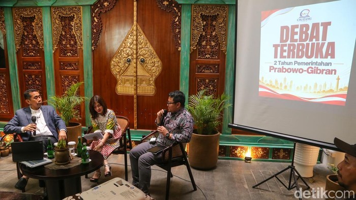 Anggota Komisi XI DPR RI Fraksi Gerindra, dengan Nailul Huda, Peneliti CELIOS membahas capaian dua tahun pemerintahan Presiden Prabowo Subianto dalam debat terbuka di Jakarta, Selasa (20/10/2026). Diskusi ini membahas capaian pemerintah sekaligus berbagai tantangan yang masih perlu mendapat perhatian.