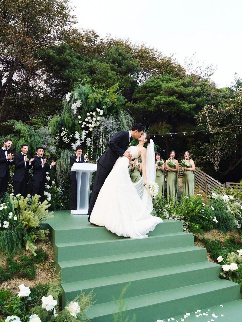 EJAE dan Sam Kim resmi menikah setelah menggelar pesta di Stage28, Godeok-dong, Distrik Gangdong, Seoul Timur.