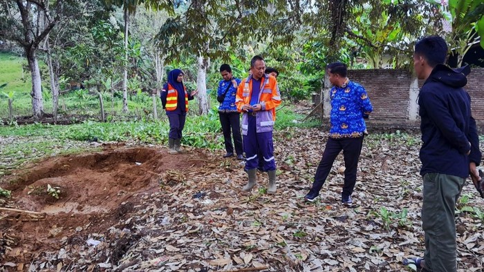 ESDM Sulbar dan PT Perminas mengecek lokasi asap keluar dari dalam tanah di Mamuju.