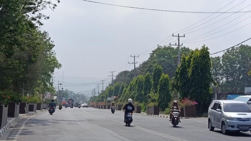 Fenomena haze (udara kabur) di Kota Labuan Bajo, Manggarai Barat, NTT, Selasa (20/10/2026). (Ambrosius Ardin/detikBali)