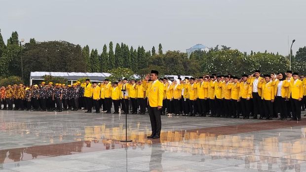 Golkar gelar ziarah di TMP Kalibata (Shonya/detikcom) Golkar gelar ziarah di TMP Kalibata (Shonya/detikcom)