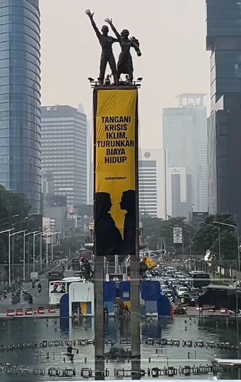 Greenpeace bentangkan spanduk di Bundaran HI, Jakpus (dok. IG Greenpeace Indonesia)