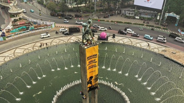 Greenpeace Bentangkan Spanduk di Patung Bundaran HI, Suarakan Krisis Iklim Greenpeace Indonesia activists unfurled two giant banners from the top of the Welcome Statue at the Hotel Indonesia Roundabout, Central Jakarta. One banner facing north read: “Take Action on the Climate Crisis, Bring Down the Cost of Living” faced north toward the Presidential Palace. The other, reading “Disasters Are Getting Worse, the People Are Struggling, What Is the Government Doing?”, faced south of the roundabout. Various disasters driven by the climate crisis have marked the first two years of the Prabowo–Gibran administration, from forest fires to flooding were handled badly and threatened people’s lives and livelihoods. Amid the celebrations marking two years in office, millions of people are struggling to cope with the impacts of an increasingly tangible climate crisis, while the cost of living continues to rise.