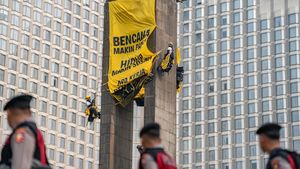 Greenpeace Bentangkan Spanduk di Patung Bundaran HI