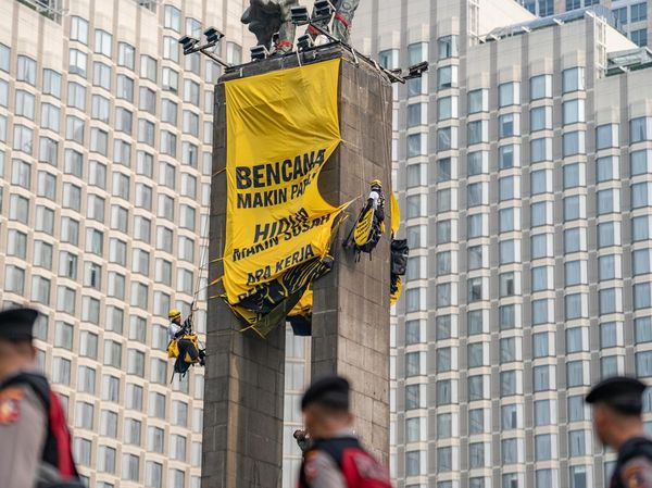 Greenpeace Bentangkan Spanduk di Patung Bundaran HI