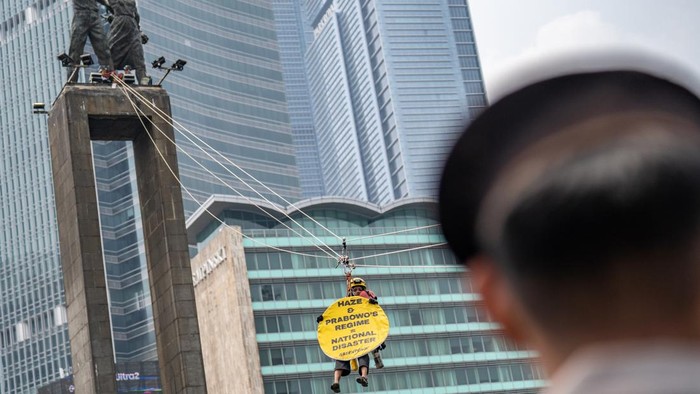 Greenpeace Bentangkan Spanduk di Patung Bundaran HI, Suarakan Krisis Iklim Greenpeace Indonesia activists unfurled two giant banners from the top of the Welcome Statue at the Hotel Indonesia Roundabout, Central Jakarta. One banner facing north read: “Take Action on the Climate Crisis, Bring Down the Cost of Living” faced north toward the Presidential Palace. The other, reading “Disasters Are Getting Worse, the People Are Struggling, What Is the Government Doing?”, faced south of the roundabout. Various disasters driven by the climate crisis have marked the first two years of the Prabowo–Gibran administration, from forest fires to flooding were handled badly and threatened people’s lives and livelihoods. Amid the celebrations marking two years in office, millions of people are struggling to cope with the impacts of an increasingly tangible climate crisis, while the cost of living continues to rise.
