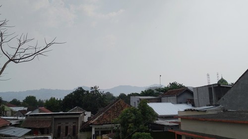 Haze yang terdeteksi di wilayah Kota Bima, NTB, pada Selasa (20/10/2026). (Rafiin/detikBali)