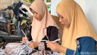 Harga tas anyaman yang diproduksi bervariasi. Tas berbahan bambu dijual mulai Rp 3.000 per buah, sedangkan jenis tas anyaman tertentu dibanderol sekitar Rp 5.000 per buah. Adapun tas mutiara dengan tali panjang dijual sekitar Rp 60.000 per buah.