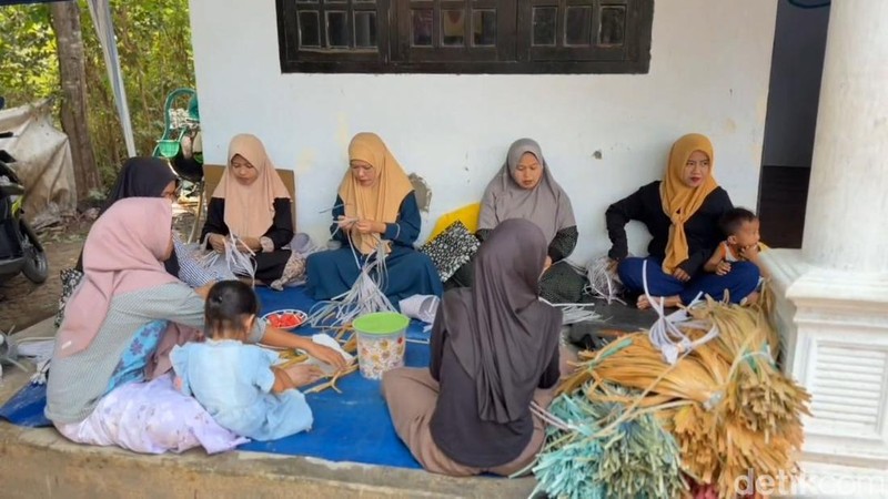 Ibu rumah tangga di Pasuruan meraup cuan dari tas anyaman. Ibu rumah tangga di Pasuruan meraup cuan dari tas anyaman.