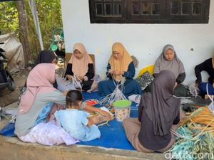Video Para IRT di Pasuruan Bikin Tas Anyaman, Terjual Sampai Turki
