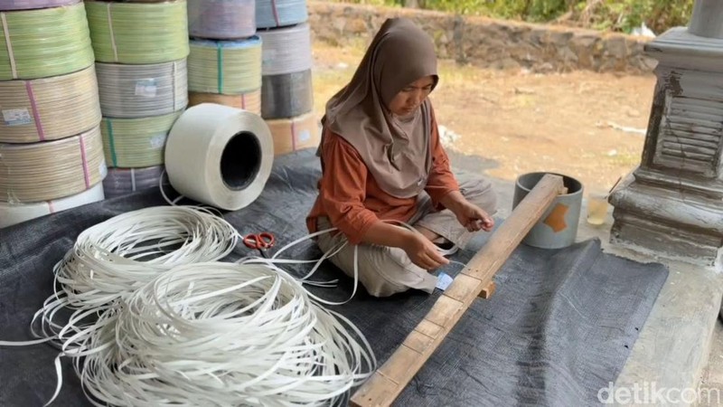Ibu rumah tangga di Pasuruan meraup cuan dari tas anyaman. Ibu rumah tangga di Pasuruan meraup cuan dari tas anyaman.
