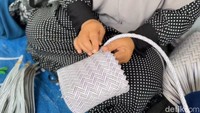Sejumlah ibu rumah tangga di Dusun Terate, Desa Karang Sentul, Kecamatan Gondangwetan, Kabupaten Pasuruan, menekuni usaha kerajinan tas anyaman untuk menambah penghasilan.