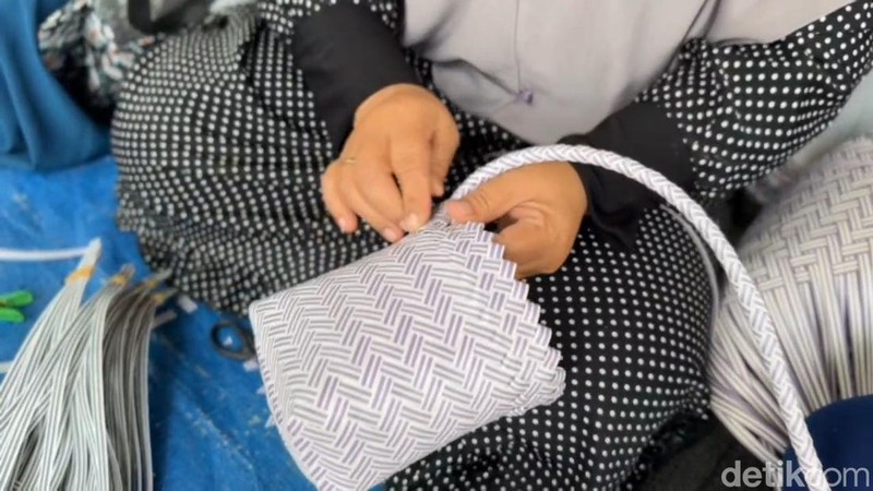 Ibu rumah tangga di Pasuruan meraup cuan dari tas anyaman.