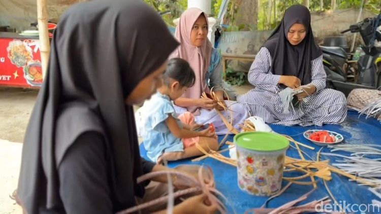 Ibu Rumah Tangga di Pasuruan Raup Cuan dari Tas Anyaman, Tembus Malaysia-Turki