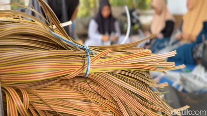Ibu rumah tangga di Pasuruan meraup cuan dari tas anyaman. Ibu rumah tangga di Pasuruan meraup cuan dari tas anyaman.