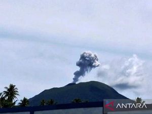 Gunung Ibu di Maluku Utara Meletus 5 Kali Sejak Dini Hari