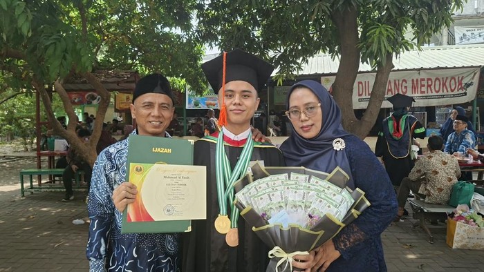 Ini kisah dari Al Finsih, putra dari penjual nasi udul yang lulus sebagai wisudawan di UNJ. Simak yuk!