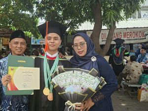 Kisah Al Finsih, Anak Penjual Nasi Uduk yang Jadi Wisudawan Terbaik UNJ
