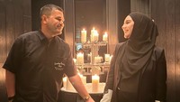 Irish Bella merasa 2 tahun bersama Haldy Sabri serasa pacaran, karena sikap romantis sang suami. 2 tahun yang rasanya seperti lagi pacaran, hihi. Bismillah semoga Allah kasih kita kemudahan dan keberkahan di setiap langkah kita kedepannya ya. Aamiin, tulisnya. (Foto: dok Instagram _irishbella_)