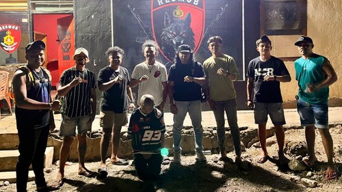 Resmob Polres Manggarai Timur menangkap Kristoforus Aman alias Itok Aman (32), terduga penipuan berkali-kali wisatawan, Senin (19/10/2026).