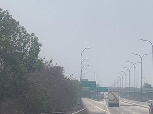 Asap Kebakaran TPA di Lampung Tengah Masih Tutupi Jarak Pandang di Tol