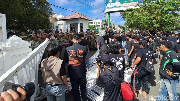 Massa menggeruduk dan merobohkan gerbang Kantor Gubernur Aceh.