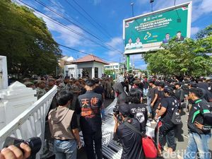 Protes Soal Penanganan Bencana, Massa Geruduk Kantor Gubernur Aceh