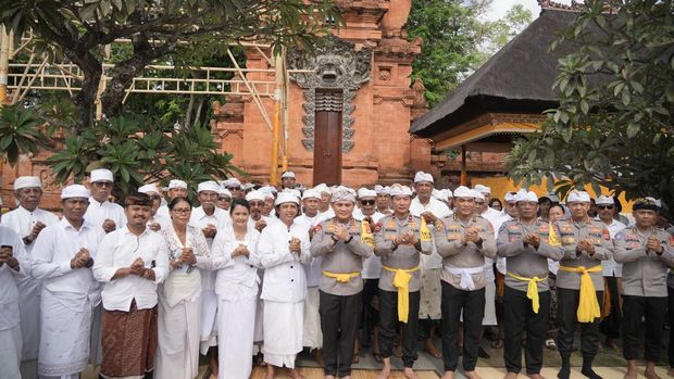 Kapolda Bali beserta jajaran memperkuat sinergi dengan pemuka agama dan adat di Pura Agung Jagatnatha, Selasa (20/10/2026) Kapolda Bali beserta jajaran memperkuat sinergi dengan pemuka agama dan adat di Pura Agung Jagatnatha, Selasa (20/10/2026)