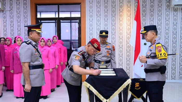 Kapolda Jambi memimpij sertijab Dirreskrimsus dan Dirpolairud