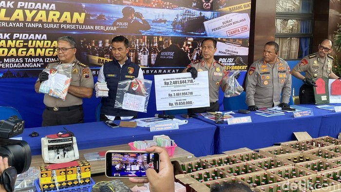 Kapolda Jateng, Irjen Roy Hardi Siahaan, dalam ungkap kasus perjudian di Mako Ditpolairud Polda Jateng, Kecamatan Semarang Utara, Kota Semarang, Selasa (20/10/2026).
