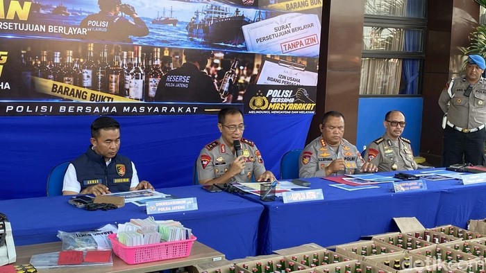 Kapolda Jateng, Irjen Roy Hardi Siahaan, saat ungkap kasus perjudian di Mako Ditpolairud Polda Jateng, Kota Semarang, Selasa (20/10/2026).