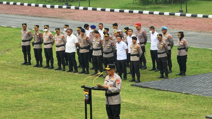Kapolda Riau Irjen Arman Achdiat mengimbau personel mengedepankan dialog dalam pengamanan penyampaian aspirasi, Selasa (20/10/2026).