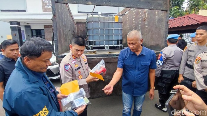 Kapolres Ciamis AKBP Eko Iskandar menunjukkan plat nomor dan truk yang digunakan mengangkut solar subsidi.