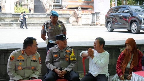 Kapolres Gianyar AKBP James Rajagukguk bersama warga di Alun-Alun Kota Gianyar, Selasa (20/10/2026).