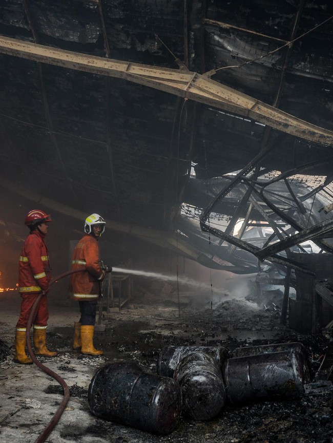 Kebakaran Hanguskan Sembilan Gudang di Tangerang