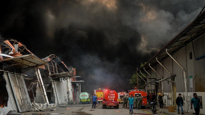 Petugas pemadam kebakaran berusaha memadamkan api yang membakar salah satu gudang di kawasan Pergudangan Pasir Jaya, Kota Tangerang, Banten, Selasa (20/10/2026). Badan Penanggulangan Bencana Daerah (BPBD) Kota Tangerang mengerahkan sebanyak 16 unit armada dan 60 personel untuk memadamkan kebakaran sembilan unit gudang yang diduga disebabkan hubungan pendek arus listrik dengan kerugian diperkirakan mencapai miliaran rupiah. ANTARA FOTO/ Putra M. Akbar/YU