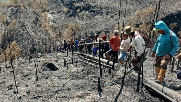 Kebakaran hutan dan lahan Gunung Arjuno-Welirang turut merusak jaringan air bersih. Imbasnya, ribuan warga lereng gunung mengalami krisis air bersih.